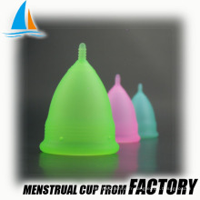 Insertion de coupe menstruelle en silicone pour femme